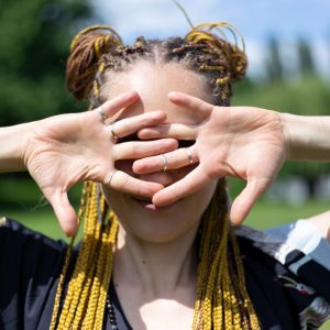 woman-yogi-with-dreadlocks-practicing-pose-yoga_kleiner
